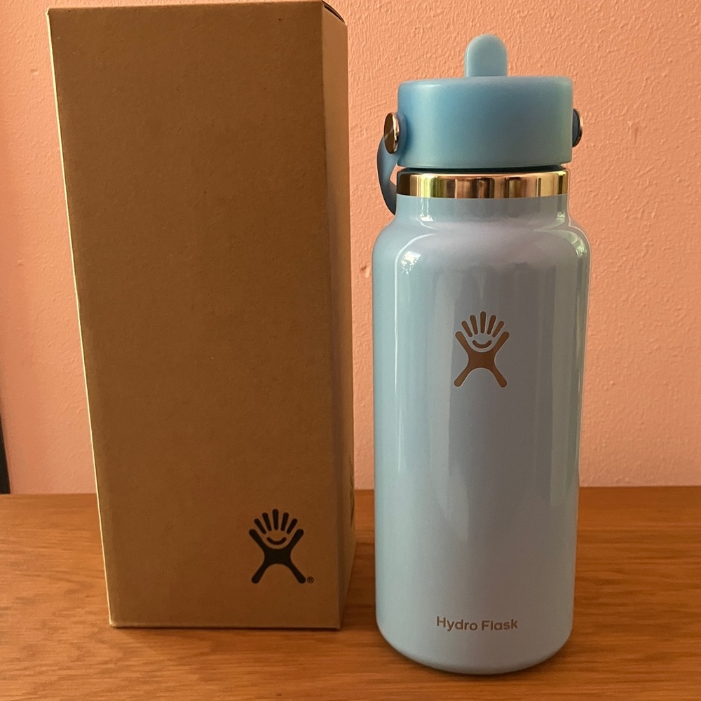 Hydro Flask Sky Blue Bottle with Gold Accent. Free Shipping. Let’s make a deal🤝